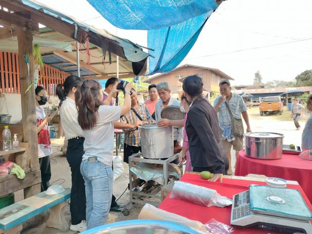 3. อบรมเชิงปฏิบัติการการคำนวณต้นทุนการผลิตข้าวปลอดภัยและสำรวจผลิตภัณฑ์และความต้องการพัฒนาผลิตภัณฑ์มะนาวน้ำผึ้ง วันที่ 4 มีนาคม 2566 ณ วิสาหกิจชุมชนกลุ่มแม่บ้านเกษตรกรบ้านหนองเต่าทอง (กลุ่มนิคมทุ่งโพธิ์ทะเล) หมู่ 1 ต.นิคมทุ่งโพธิ์ทะเล จ.กำแพงเพชร